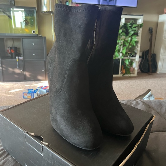 Elegant Black Women's Ankle Boots - Picture 1 of 4